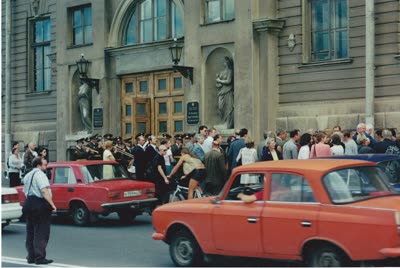 Перед открытием мемориальной доски у бывшего дворца принцев Ольденбургских