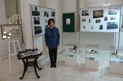 114. Анненкова Э.А. На выставке в честь 190-летия Училища правоведения в вестибюле здания Обл. Ленингр. суда (Фонтанка,36). 17 декабря 2025 г